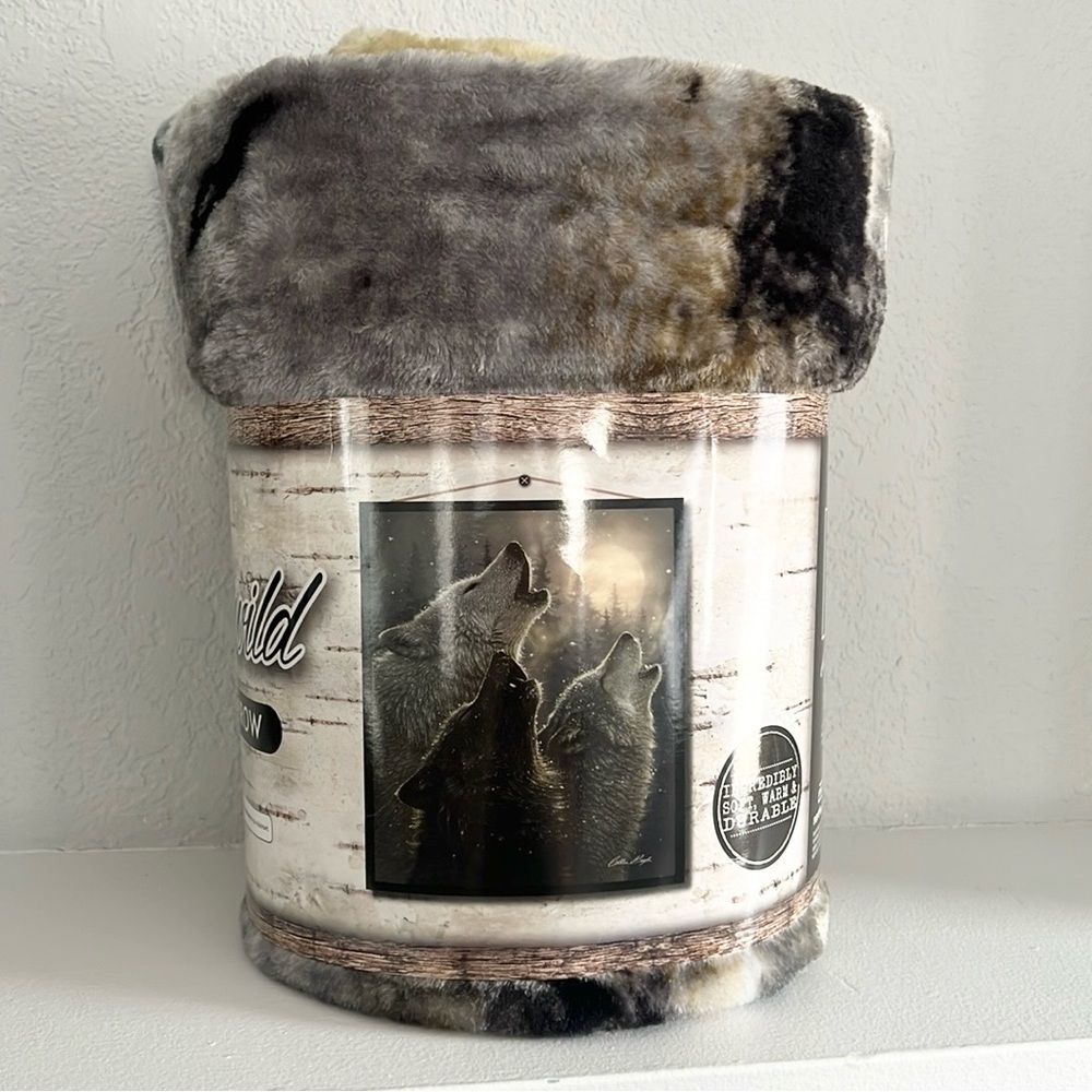 Three Howling Wolfs Everwild Plush Throw 50x60 Blanket